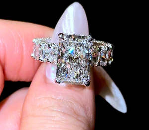 Anillo de Compromiso de Plata 925 con Banda de Moissanita Completa, Diseño de Lujo con Corte Radiante, Diseño Personalizado - Product Image 5