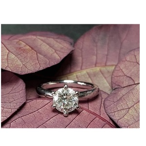 Anillo de Diamantes al por Mayor con Detalles de Zafiro Blanco para Aniversario y Propuesta, Disponible a un Precio Razonable - Product Image 1