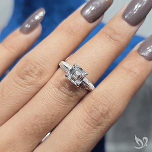แหวนเพชรทรง Asscher Cut 2 กะรัต เพชรเลี้ยงในห้องปฏิบัติการ ดีไซน์ทรงสี่เหลี่ยมจัตุรัสแบบ Bold Square Step Cut แหวนหมั้นพร้อมวงแหวนแบบ Micro Pave - Product Image 5
