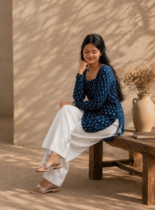 Kurti fait main à motifs imprimés |   Col carré |   Manches longues |   Bleu, pas bleu foncé |   Haut ethnique élégant |   Kurti court pour femmes - Product Image 3