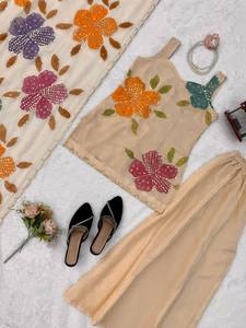 Salwar Kameez beige à motifs floraux en relief, avec dupatta en dentelle, haut à fines bretelles et pantalon large, pour mariage et tenue de soirée élégante - Product Image 6