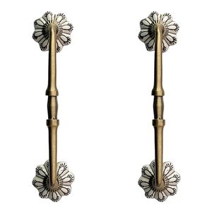 Poignées de meuble traditionnelles en laiton avec extrémités florales pour rangements et placards - Product Image 1
