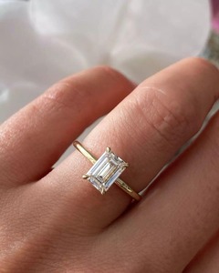 Anillo de Compromiso con Diamante Cultivado en Laboratorio, Corte Esmeralda, 2.0 Quilates, Certificado IGI, Oro 14K, Halo Oculto, Solitario - Product Image 2