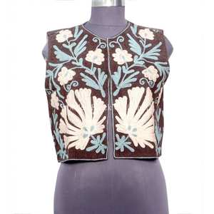 Gilet d'hiver écologique brodé floral unique, doublure confortable, veste en coton cotrize d'inspiration vintage pour femme - Product Image 1