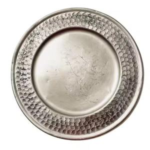 Elegante Plato de Metal Texturizado para Servir, Vajilla Decorativa para Eventos y Catering - Product Image 4