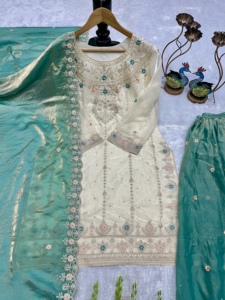 Ensemble palazzo ethnique en soie lourde pour femme avec dupatta fantaisie et broderies, idéal pour les fêtes de Sangeet, de Mehendi et de mariage - Product Image 6