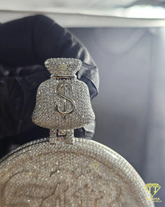 Colgante de medallón con inicial y diseño de bolsa de dinero, con incrustaciones de moissanita, estilo Hip Hop, de lujo, llamativo, tipo amuleto para collar - Product Image 3