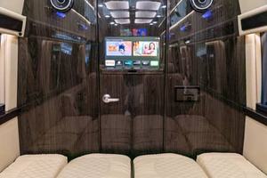 Furgoneta de Lujo TOP Industrial de Plástico ODM Usada, Perfecta y Impecable, Mercedes-Benz Sprinter 3500XD Ultimate 2025, Lista para Conversión a Autocaravana - Product Image 2