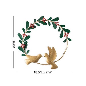 Magnifique couronne de colombes en métal doré avec des feuilles vertes et des baies rouges, parfaite pour la décoration murale festive ou la décoration de porte d'entrée. - Product Image 2