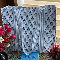 Sac fourre-tout matelassé en coton multicolore avec bandoulière, fermeture ouverte, motif floral, lavable, sac de voyage à la mode avec poche