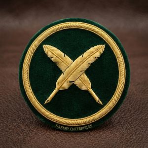 Badge de secrétaire personnalisé en fil d'or, plumes croisées, écusson rond en velours vert, broderie à la main, écusson maçonnique, fournisseur - Product Image 1