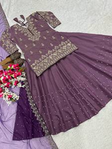 Lehenga Choli de Diseño Premium, Listo para Usar, con Dupatta, en Seda Simmer Gloriosa con Bordado, Color Morado - Product Image 6