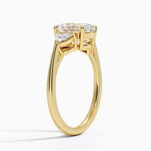 Bague de fiançailles de luxe en or jaune 14 carats avec trois diamants ovales de 3,0 carats et pierres latérales taille trilune, certifiée IGI, pour femme - Product Image 2