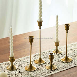 Portavelas decorativo de latón antiguo, ideal para Bodas de lujo, espacios sagrados y entornos domésticos del Viejo Mundo - Product Image 1
