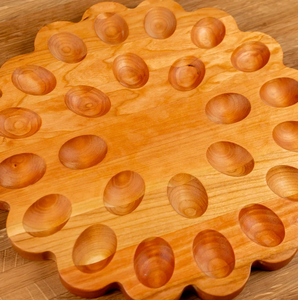 จานไม้กลมสำหรับเสิร์ฟไข่เดฟิลด์ พร้อมตกแต่งด้วยผักชีฝรั่ง - Product Image 2