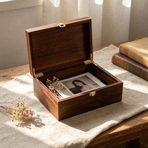 Boîte de rangement en bois de qualité supérieure avec couvercle à charnière, organisateur réutilisable pour cadeaux de mariage, photos, bijoux, en vente - Product Image 4