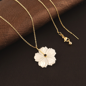 Collier de mode vintage bouddhiste en laiton plaqué or 18 carats avec coquille en forme de fleur, nacre et zircon noir - Product Image 2