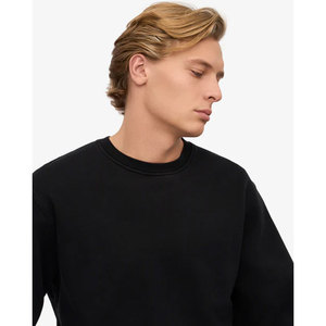 Sudadera de punto para hombre con cuello redondo, corte regular, color negro liso, estilo pullover, con logo personalizado y estampado en relieve. - Product Image 6