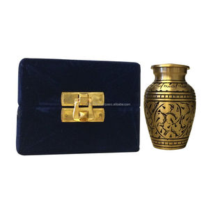 Urnas antiguas de recuerdo de latón hechas a mano para cenizas que reflejan un diseño tradicional perfecto para honrar a los seres queridos - Product Image 1