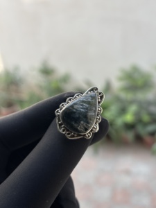 Bague de fiançailles et de mariage fantaisie en argent sterling 925 avec séraphinite verte naturelle taille poire, sertie clos, faite à la main - Product Image 3