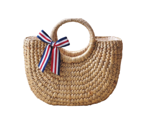 กระเป๋าถือสานมือจากผักตบชวา ลายรักชาติ พร้อมหูจับทรงกลมและโบว์ริบบิ้น เหมาะสำหรับใส่ไปเที่ยวทะเลหรือชุดลำลองในวันหยุด จากเวียดนาม - Product Image 1