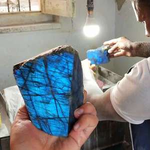 DHORGEMS - Cristal de Labradorita de la Más Alta Calidad, Piedra Lisa Hecha a Mano y Ecológica, Azul Natural para Decoración de Bodas y Hogar - Product Image 6