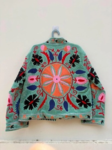 Chaqueta de Terciopelo Suzani Bordada a Mano, Abrigo Uzbeco, Chaqueta de Invierno, Prenda Exterior Artesanal, Abrigo de Terciopelo Vintage para Mujer - Product Image 4
