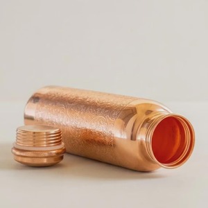 Bouteille d'eau en cuivre à finition martelée, vaisselle portable au design moderne, idéale pour les voyages - Product Image 4