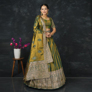 Lehenga Choli en Soie Banarasi Royale, Tissage Zari Riche, Motifs Traditionnels, Jupe Évasée Imposante, Tenue de Mariage, de Plage ou de Remise de Diplôme - Product Image 2