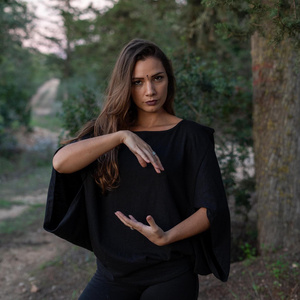 Chemise en coton bohème aérienne à manches ailées, silhouette fluide, idéale pour les tenues décontractées et de vacances par temps chaud - Product Image 1