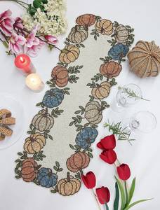 Chemin de table artisanal en tissu oriental, forme irrégulière, motif floral turquoise, style luxueux, écologique, durable, léger, napperons et sous-plats - Product Image 1