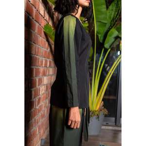 Ensemble coordonné élégant pour femmes, haut enveloppant à manches longues et pantalon droit, tenue moderne décontractée pour les soirées. - Product Image 3