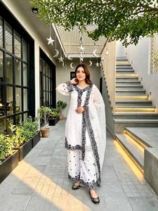 Ensemble Salwar Traditionnel Blanc Brodé en Coton pour Femme avec Dupatta, Coupe Ample, Longueur Cheville, Style Indien et Pakistanais, Tenue Décontractée - Product Image 3