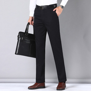 Pantalones deportivos plisados de golf para hombre en gris carbón y negro con tela elástica en cuatro direcciones que absorbe el sudor. - Product Image 5