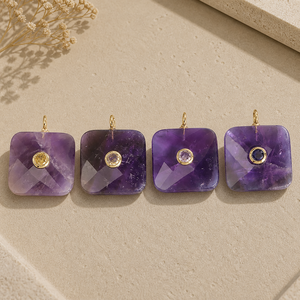 Pendentif en améthyste carrée taillée en coussin, à facettes, en laiton plaqué or, pour la fabrication de bijoux (vente en gros) - Product Image 1