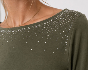 Chemisier élégant vert olive à col bateau pour femme, orné de strass personnalisés, manches longues évasées, taille froncée, en mélange de coton premium, vente en gros - Product Image 4