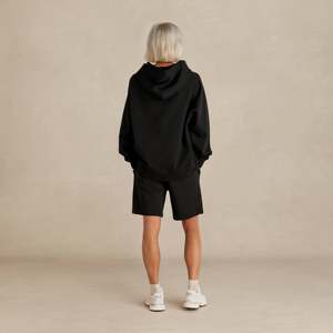 Ensemble survêtement décontracté noir pour femme : sweat à capuche et short, coupe oversize, personnalisable - Product Image 2