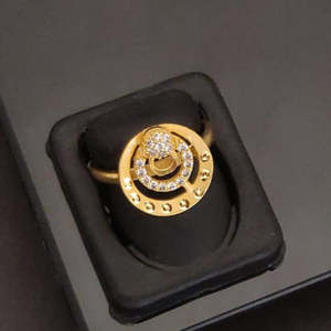 Bague de mode plaquée or avec pierre autrichienne, bijou élégant et raffiné pour femme, idéale pour les mariages et les occasions festives. - Product Image 1