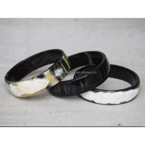 Ensemble de bracelets en corne RingRoot à coupe plate Fusion artisanale de style animal contemporain dans des conceptions minces et larges Bracelets à bord plat - Product Image 1
