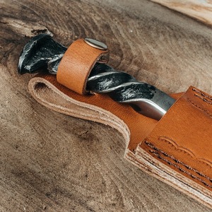 Cuchillo Medieval de Acero con Alto Contenido de Carbono, Forjado a Mano, Personalizado, con Funda de Cuero, Disponible para DIY y OEM/ODM - Product Image 5