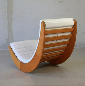 Fauteuil à bascule en bois orné avec des panneaux latéraux sculptés en forme de roues de char, des frises détaillées, un siège rembourré en cuir, en gros. - Product Image 2