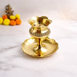 Chandelier en laiton doré baroque orné, avec coupelle festonnée et pointes, pour bougie pilier, décoration de table vintage pour la maison, vente en gros - Product Image 6