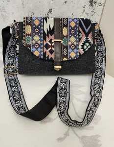 กระเป๋าสะพายข้างลายชนเผ่ามิดไนท์พร้อมสายสะพายลายดอกไม้ ดีไซน์ฝาปิดลายเรขาคณิต สไตล์โบฮีเมียน กระเป๋าสะพายข้างผู้หญิง - Product Image 1