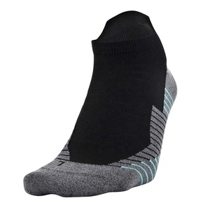 Chaussettes de sport antidérapantes personnalisées de haute qualité pour hommes, chaussettes décontractées imperméables avec logo personnalisé, faible MOQ, fabriquées au Pakistan - Product Image 2