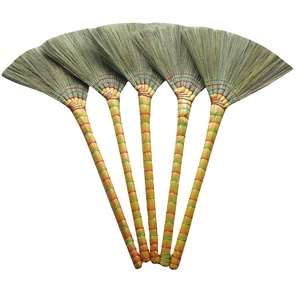 Balai à herbe du Vietnam avec manche en bois, design classique léger, poils doux pour le nettoyage des sols - Product Image 5