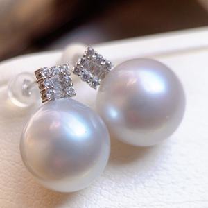 Pendientes Clásicos de Plata de Ley con Cuatro Hojas de Trébol, Color Gris Platino Natural, 9-10 mm, Redondos, Finos, en Caja de Regalo, Venta al por Mayor - Product Image 1