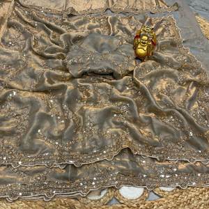 Sari de Soirée en Soie Pure Effet Velours avec Perles Dorées Originales et Broderies Délicates Cutdana - Product Image 4