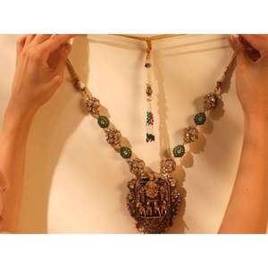 Juego de joyería de latón de alta calidad con perlas incrustadas, chapado en oro Lakshmi Kundan, con aretes para usar en bodas. - Product Image 2