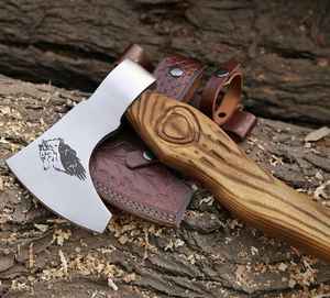 Hacha Vikinga Profesional de Alta Gama, Forjada a Mano en Acero al Carbono, con Cabeza Grabada y Mango de Madera con Grabado Industrial, Incluye Funda - Product Image 5