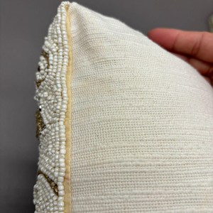 Housse de coussin brodée de perles au design élégant pour canapé, divan, lit et fauteuil d'appoint, avec un style traditionnel artisanal - Product Image 3